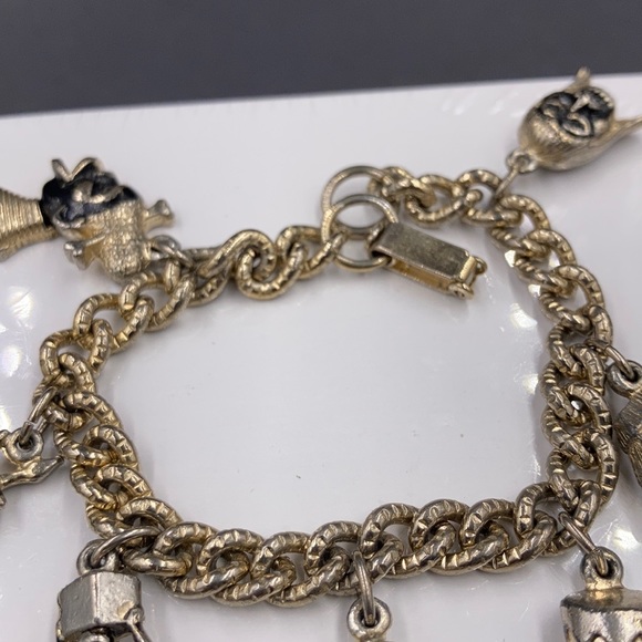 Vintage 1950’s Jamaican Figural Charm Bracelet - Picture 5 of 7